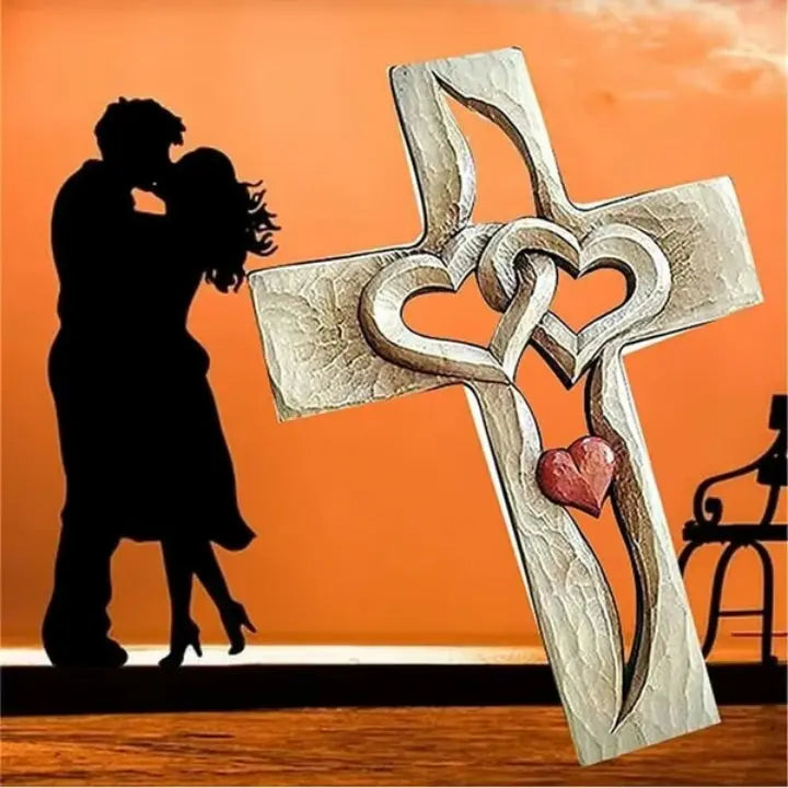 Handgeschnitztes Holzkreuz mit ineinander verschlungenen Herzen
