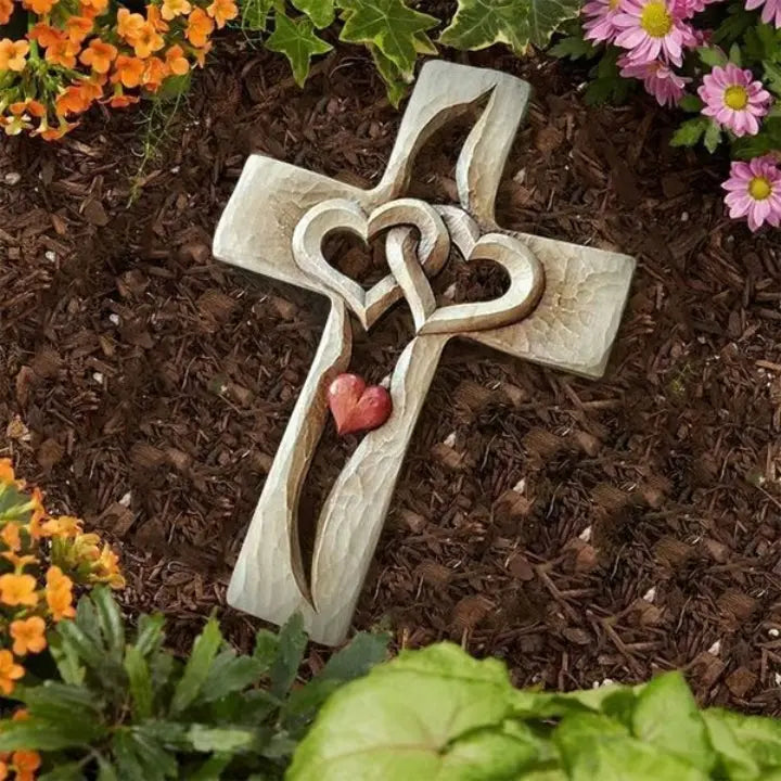 Handgeschnitztes Holzkreuz mit ineinander verschlungenen Herzen