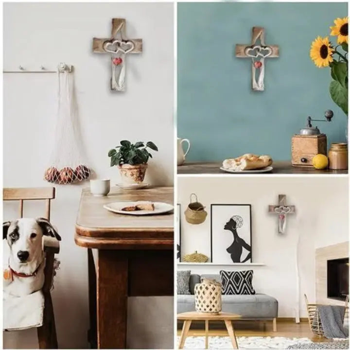 Handgeschnitztes Holzkreuz mit ineinander verschlungenen Herzen