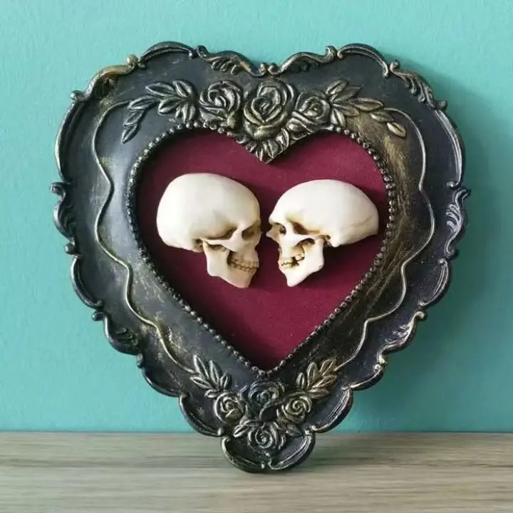 Wahre Liebe – Handgefertigte Totenkopf Kunst im Herzrahmen