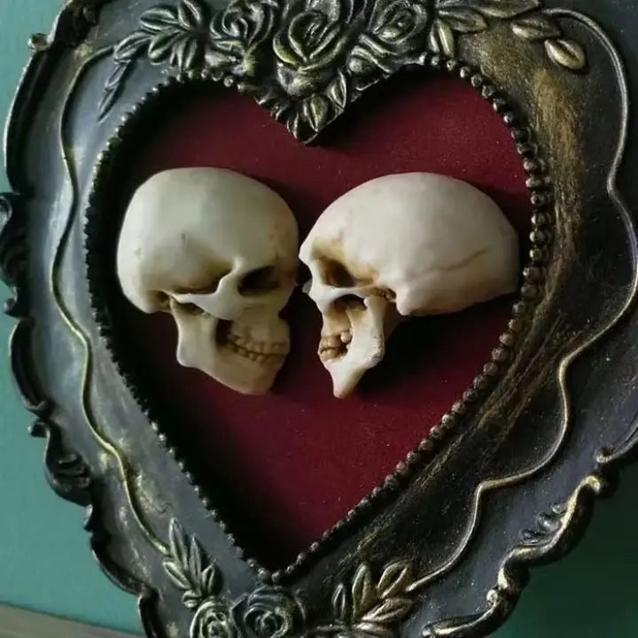 Wahre Liebe – Handgefertigte Totenkopf Kunst im Herzrahmen