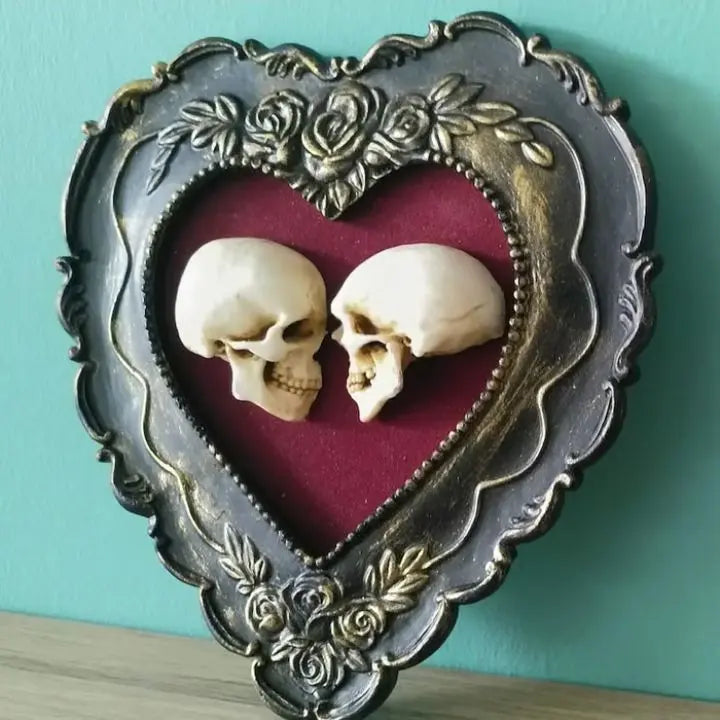 Wahre Liebe – Handgefertigte Totenkopf Kunst im Herzrahmen
