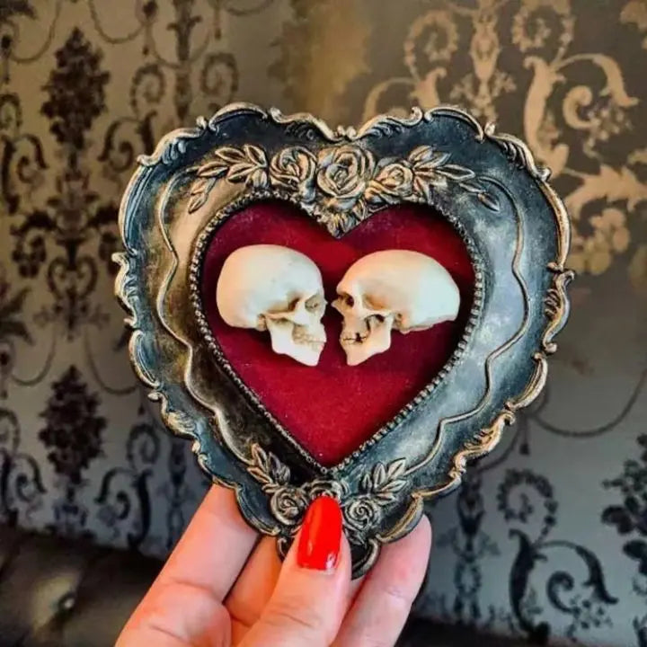 Wahre Liebe – Handgefertigte Totenkopf Kunst im Herzrahmen
