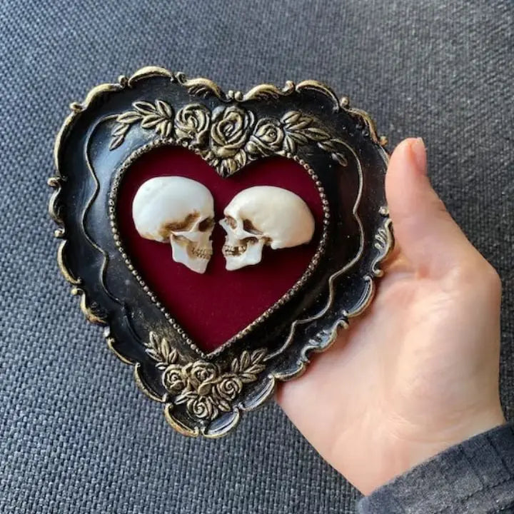 Wahre Liebe – Handgefertigte Totenkopf Kunst im Herzrahmen