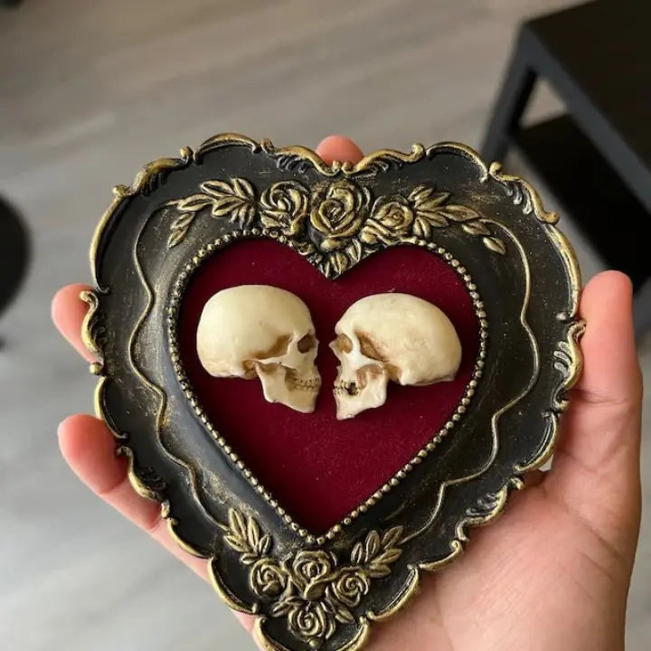 Wahre Liebe – Handgefertigte Totenkopf Kunst im Herzrahmen