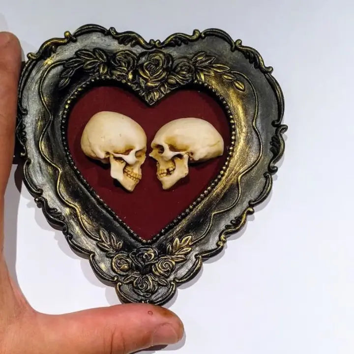 Wahre Liebe – Handgefertigte Totenkopf Kunst im Herzrahmen
