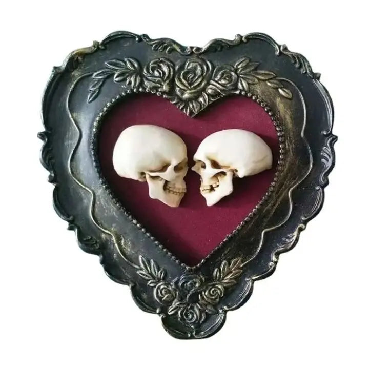 Wahre Liebe – Handgefertigte Totenkopf Kunst im Herzrahmen