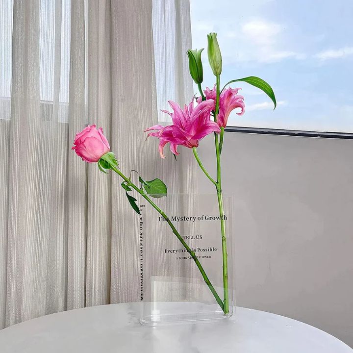 Acryl Buchvase – Modernes Design mit unsichtbarer Buchoptik