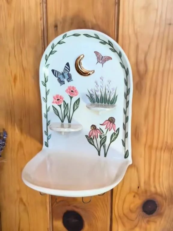 Sacred Floral Schmuckaltar – Ein Ort der Ruhe und Bedeutung