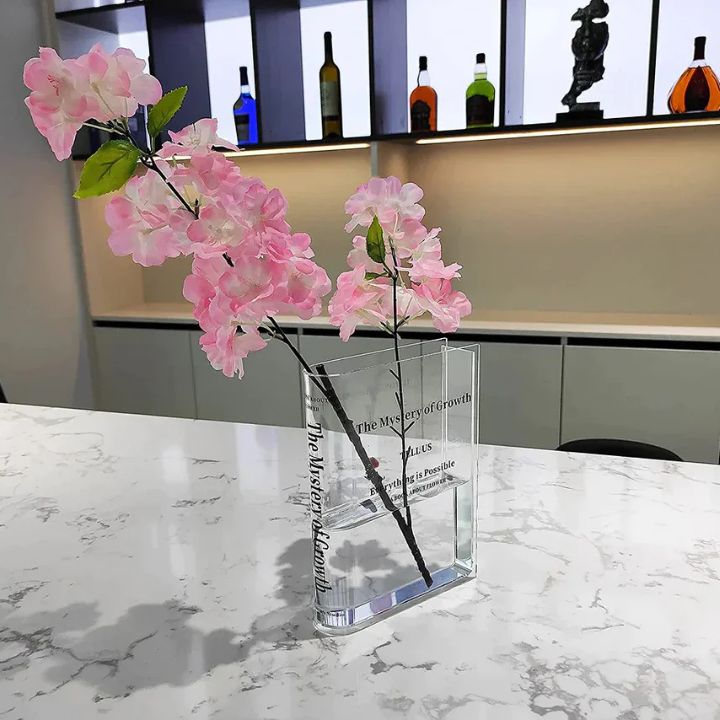 Acryl Buchvase – Modernes Design mit unsichtbarer Buchoptik