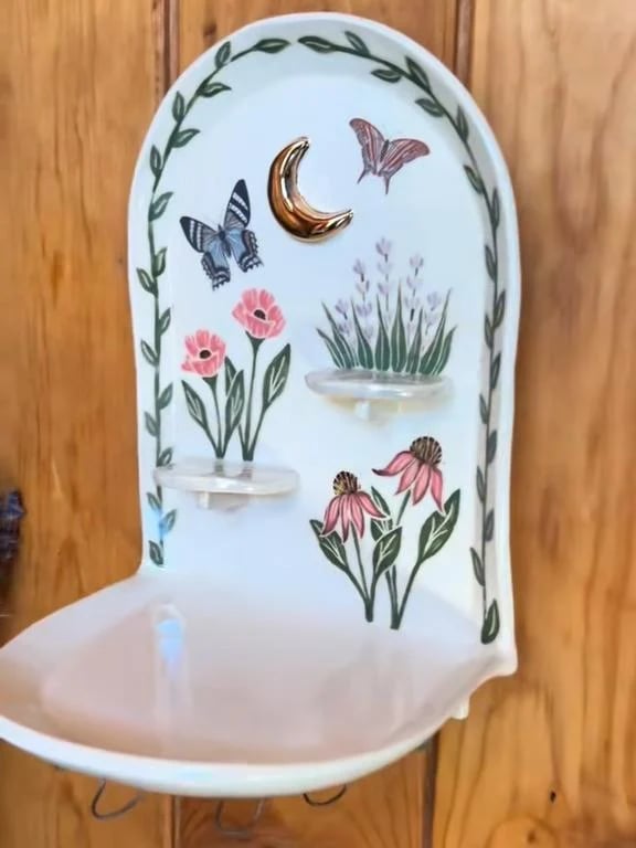 Sacred Floral Schmuckaltar – Ein Ort der Ruhe und Bedeutung