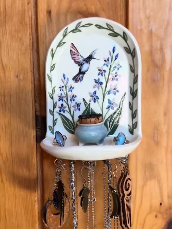 Sacred Floral Schmuckaltar – Ein Ort der Ruhe und Bedeutung