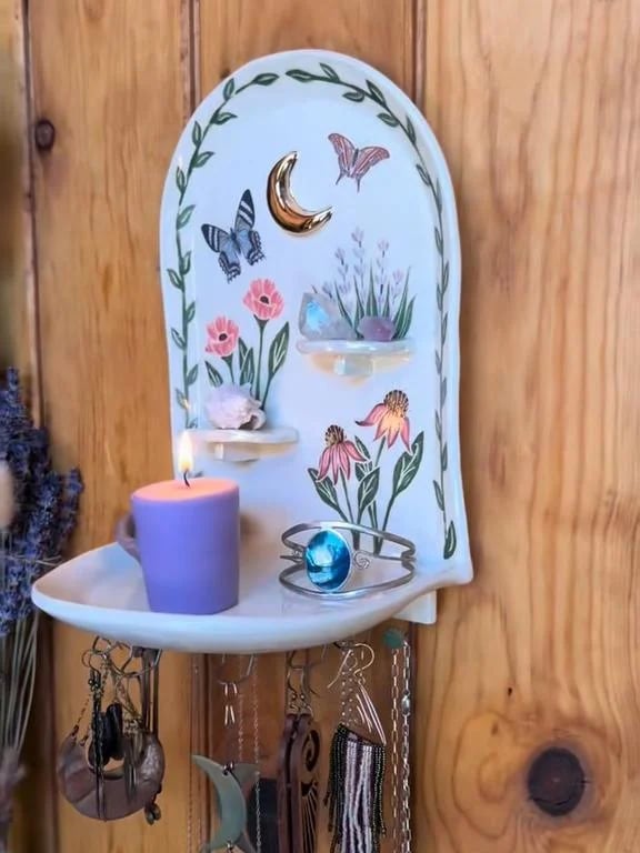 Sacred Floral Schmuckaltar – Ein Ort der Ruhe und Bedeutung
