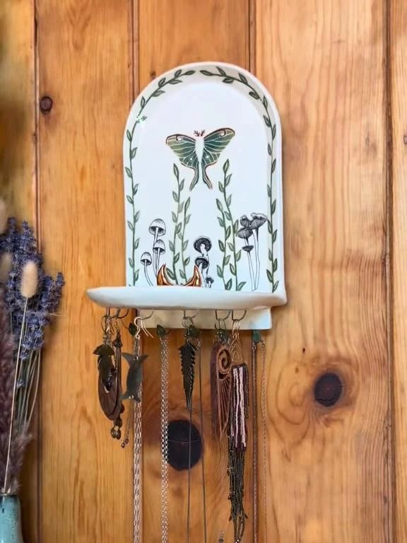 Sacred Floral Schmuckaltar – Ein Ort der Ruhe und Bedeutung