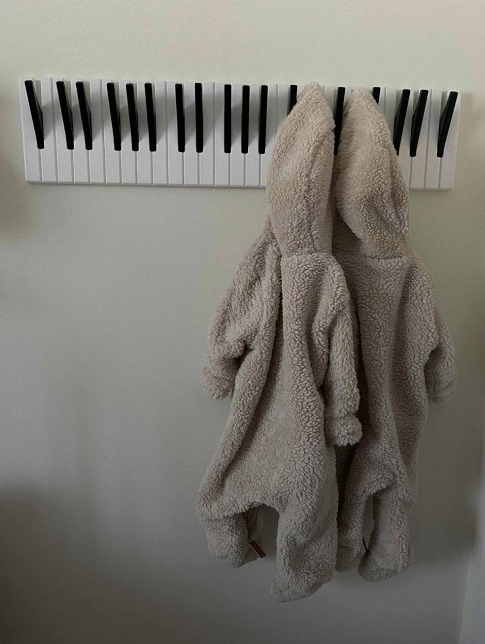 Wandgarderobe – Kreatives Klavierdesign für Musikliebhaber & Kinderzimmer