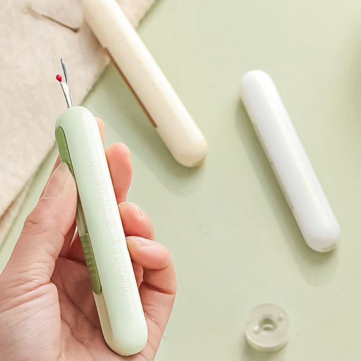 1+1 Gratis | 2-in-1 Nadeleinfädler & Nahttrenner