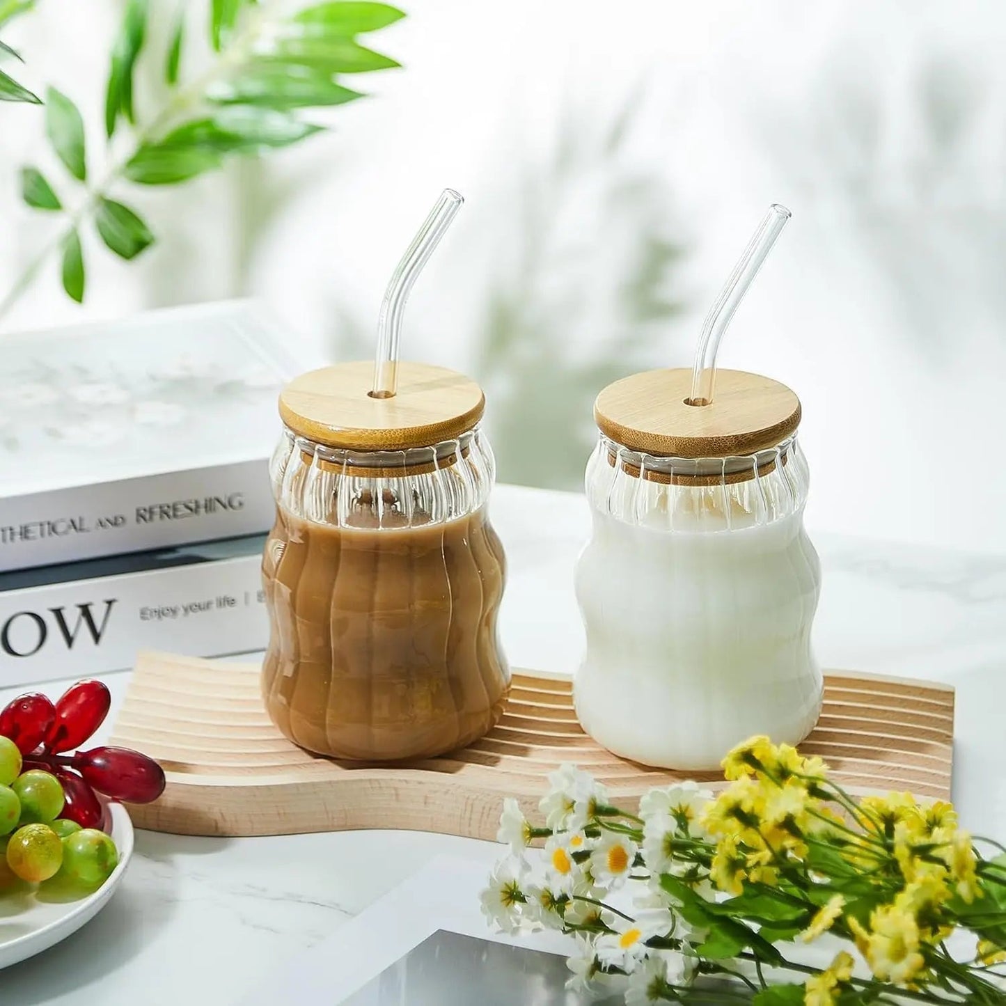 Gebogener Glas-Saftbecher