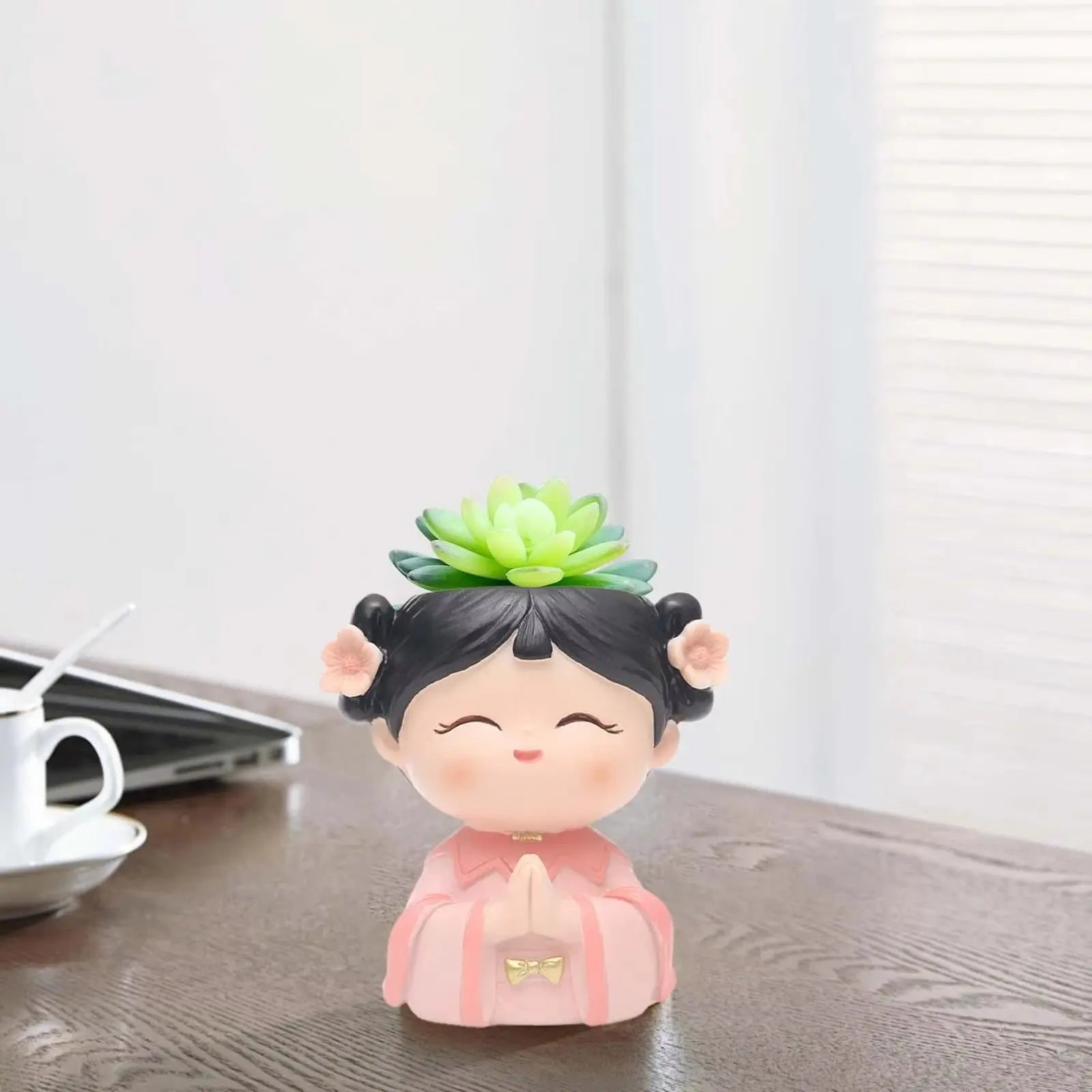 Niedliches Mädchen-Bonsai-Pflanzgefäß