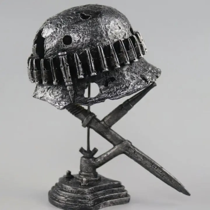 Stahlhelm-Tischlampe – Einzigartige historische Dekoration