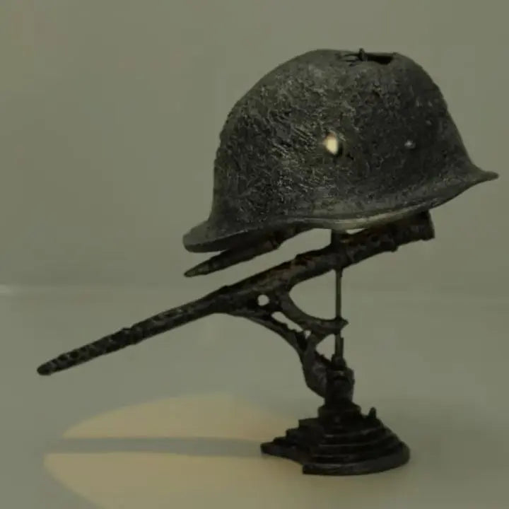 Stahlhelm-Tischlampe – Einzigartige historische Dekoration