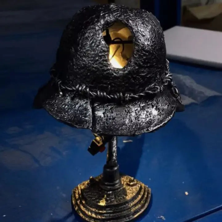 Stahlhelm-Tischlampe – Einzigartige historische Dekoration