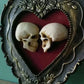 Wahre Liebe – Handgefertigte Totenkopf Kunst im Herzrahmen