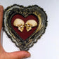 Wahre Liebe – Handgefertigte Totenkopf Kunst im Herzrahmen