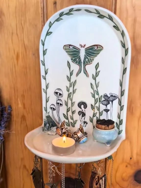 Sacred Floral Schmuckaltar – Ein Ort der Ruhe und Bedeutung