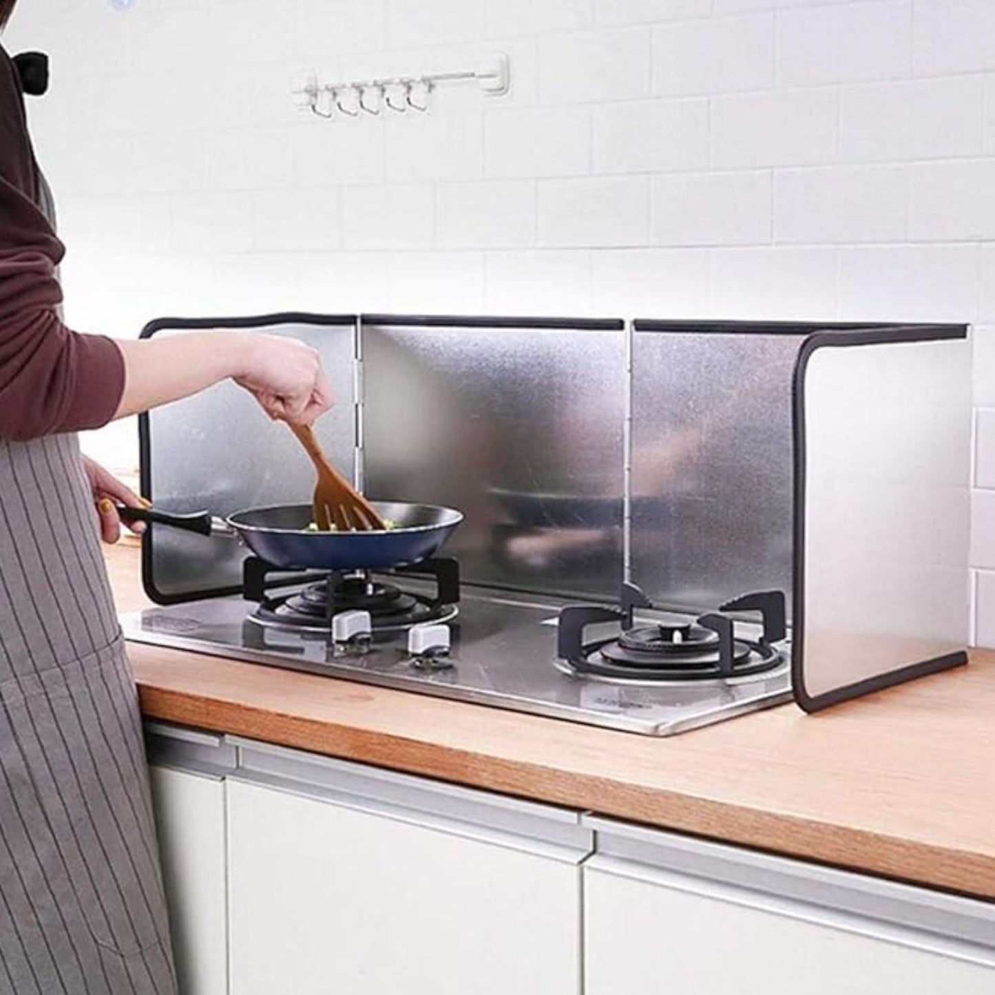 Faltbarer Spritzschutz mit Antihaftbeschichtung