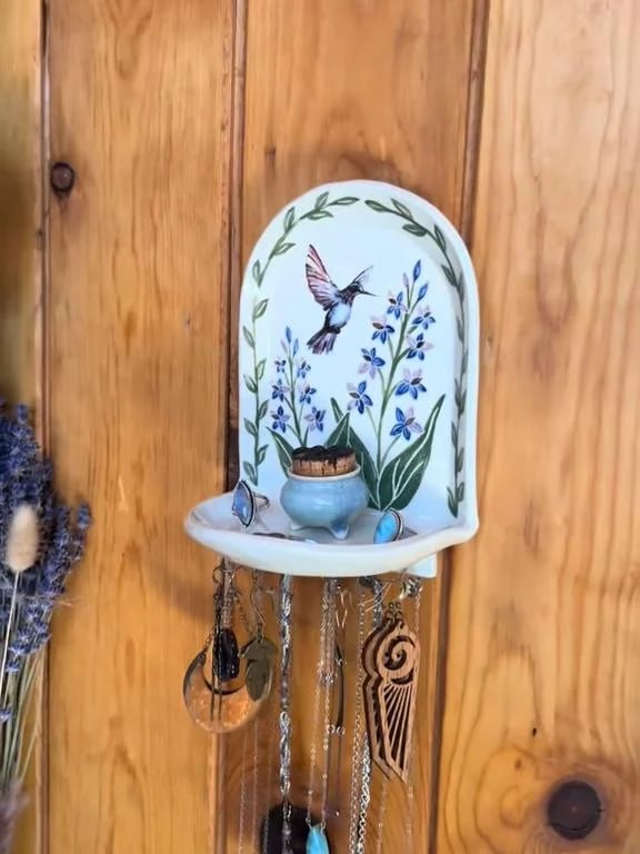 Sacred Floral Schmuckaltar – Ein Ort der Ruhe und Bedeutung